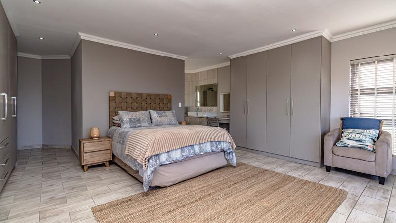 6 Bedroom Property for Sale in Outeniqua Strand Western Cape